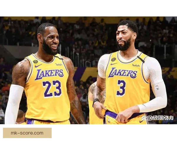 詹东里组合战热火状态成疑 湖人凌晨4点才抵达迈阿密酒店