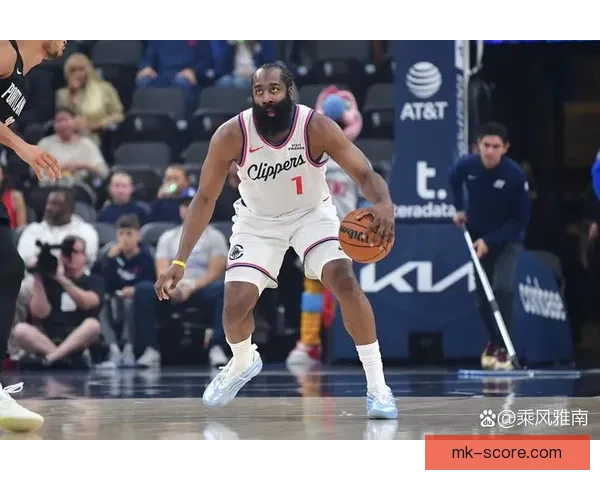 哈登关键时刻挺身而出率队六人得分上双锁定胜利